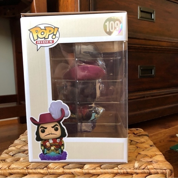 Funko Pop Disney Rides 50th: Captain Hook at the Peter Pan’s Flight Attraction - Picture 2 of 5